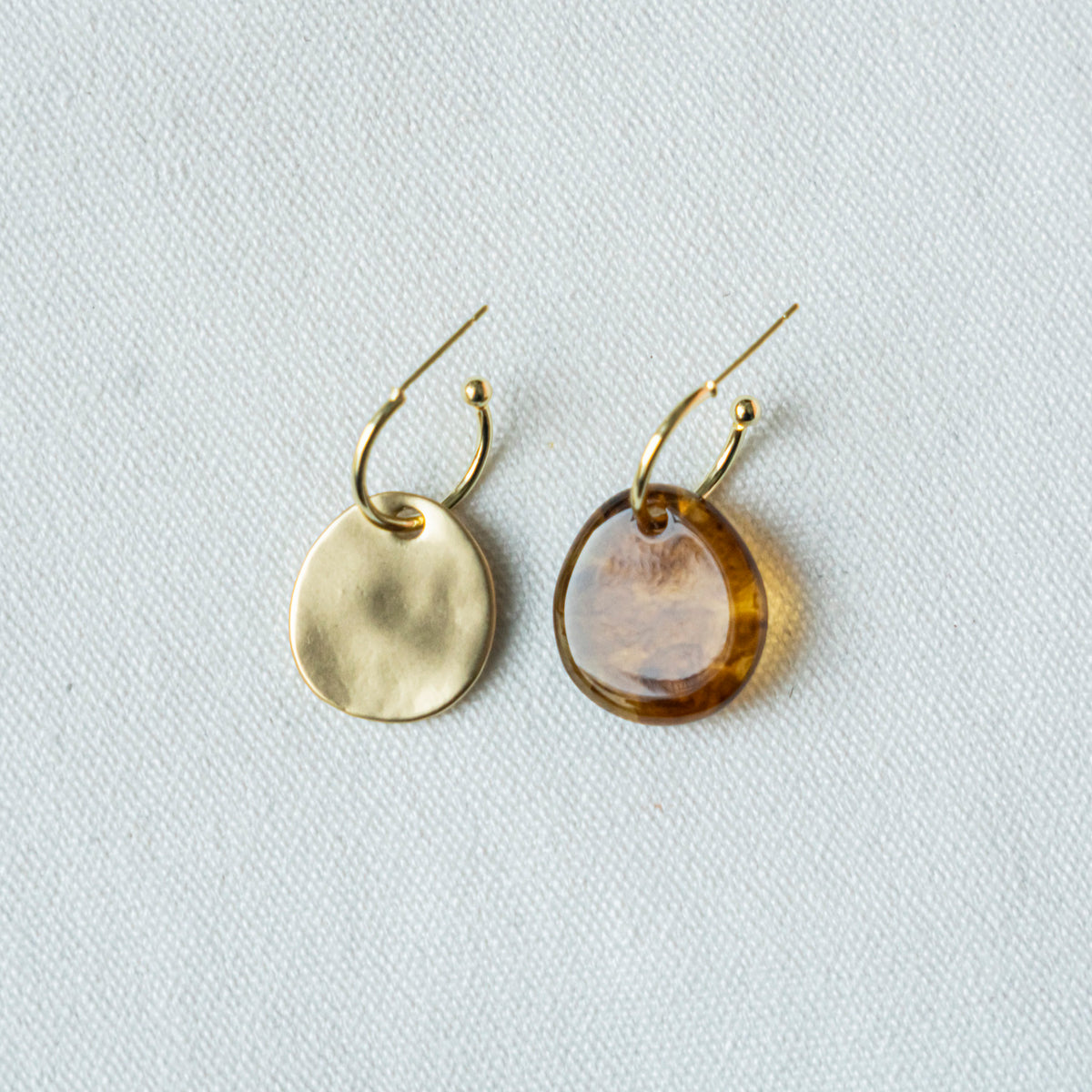 [網店限定] 不對稱金屬琥珀耳環