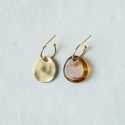 [網店限定] 不對稱金屬琥珀耳環