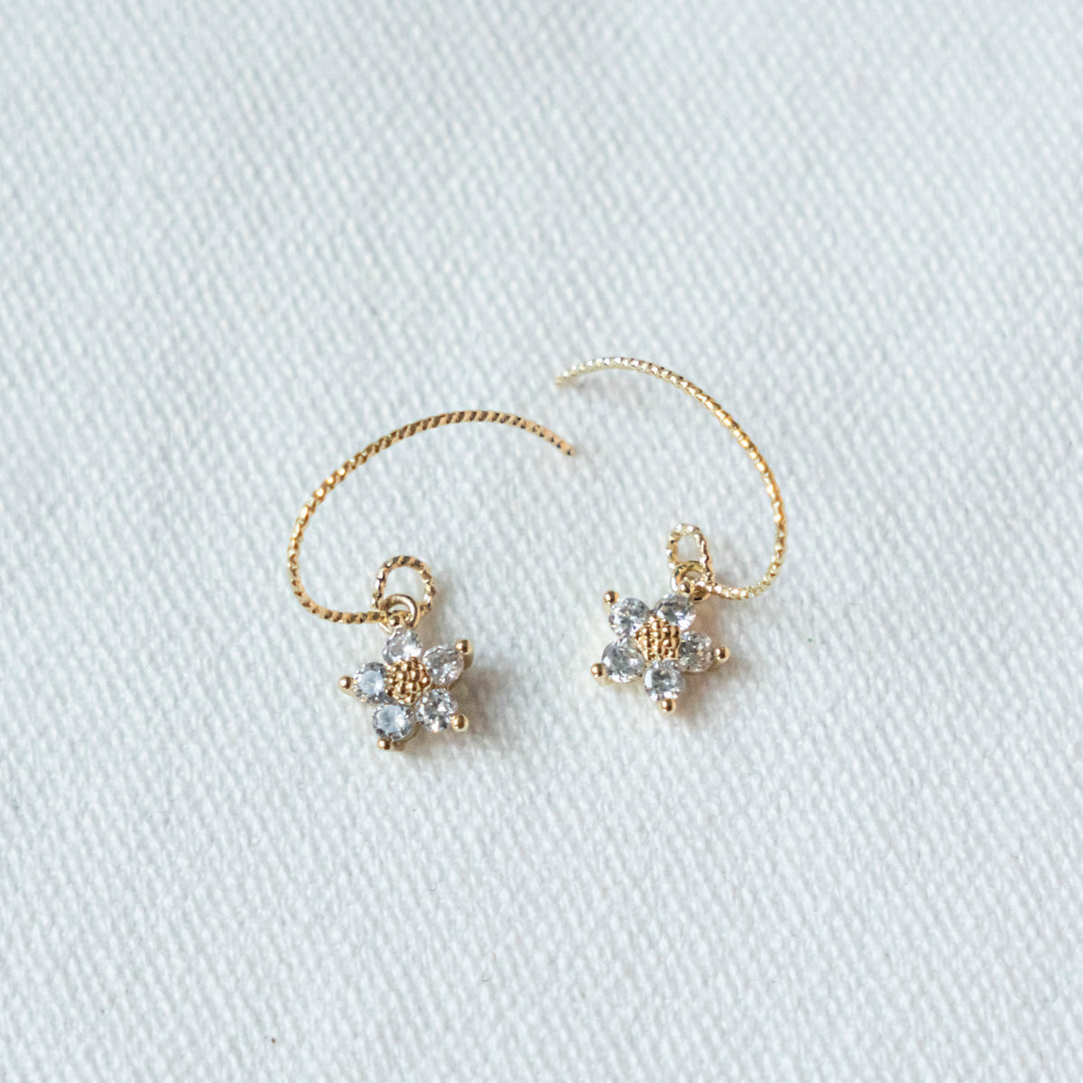 [網店限定] 淡雅水晶小花耳環